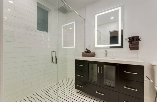 Cranston House | "Candelabrum" in Cranston Sleeps 6!