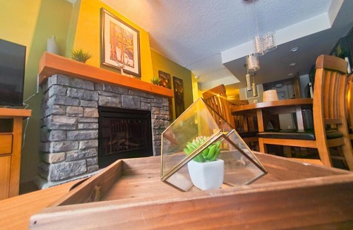 Pinehouse Apartment | Canmore Banff Gateway, BBQ, Hot Tub, Gym & Parking
