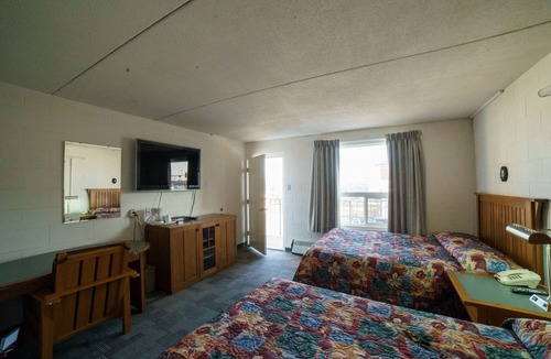 Moose Jaw Hotel | Capone's Hideaway Motel