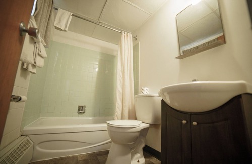 Moose Jaw Hotel | Capone's Hideaway Motel