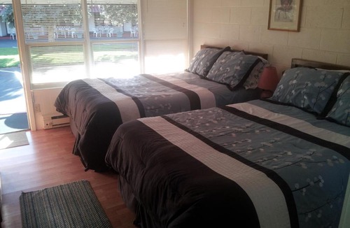 Ivy Lea Hotel | Capricorn Motel Royale 1000 Islands