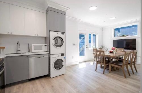 West Side Bed & Breakfast | Carol Cozy Garden Home