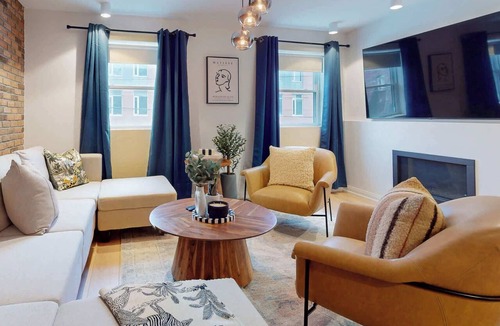 Leslieville Hotel | Casa Hotels: Elegant 2BR Suite in Leslieville
