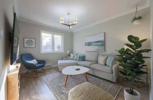 Leslieville Hotel | Casa Hotels: Modern 2BR Suite in Leslieville