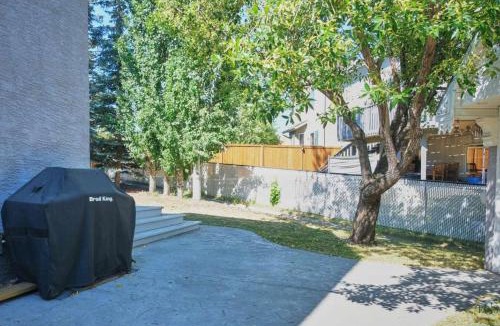 Arbour Lake Apartment | Casa Pura Vida: Hot Tub w Pool and Ping Pong Tables and Backyard BBQ