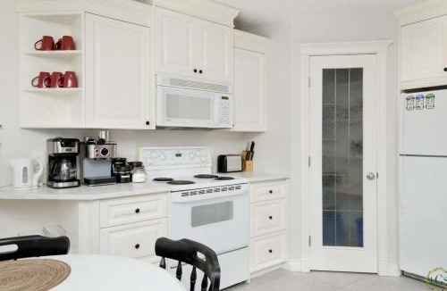 Arbour Lake Apartment | Casa Pura Vida: Hot Tub w Pool and Ping Pong Tables and Backyard BBQ