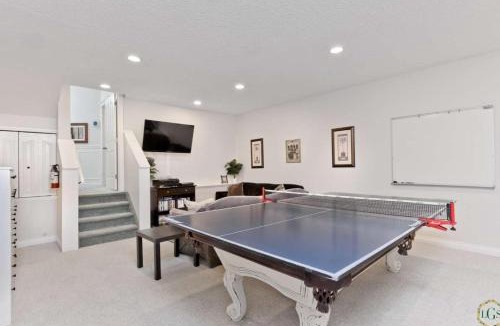 Arbour Lake Apartment | Casa Pura Vida: Hot Tub w Pool and Ping Pong Tables and Backyard BBQ