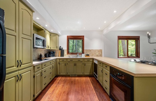East Kootenay Cabin | Castle in The Woods | Hot Tub | Fire Pit | AC!