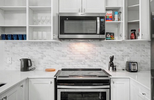 Pickering House | Cedar Nest - 5 Beds, 3.5 Baths, 2 Park, Backyard