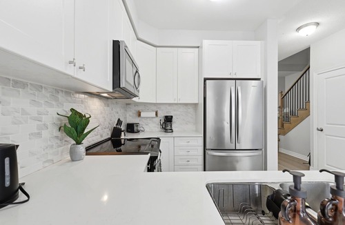 Pickering House | Cedar Nest - 5 Beds, 3.5 Baths, 2 Park, Backyard
