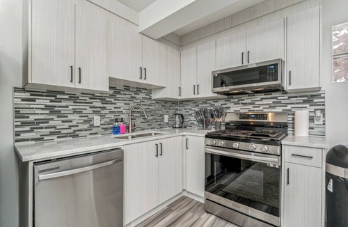 Hillhurst House | Central 3BR Home | Sleeps 8, 4 Beds + 2 Bathrooms