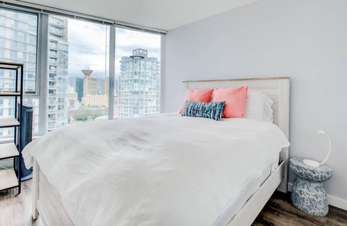 Crosstown Apartment | Central Downtown 2 bed/2 bath condo across Rogers Arena
