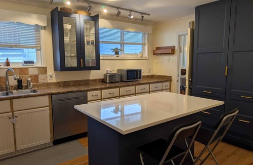 Knight House | Central Family Home | 4 Bed 2 Bath | Entire House w Yards | Transit & Parking