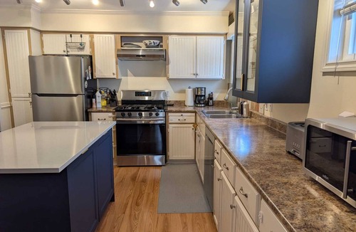 Knight House | Central Family Home | 4 Bed 2 Bath | Entire House w Yards | Transit & Parking