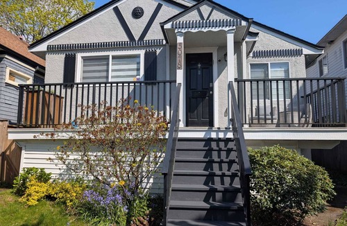 Knight House | Central Family Home | 4 Bed 2 Bath | Entire House w Yards | Transit & Parking