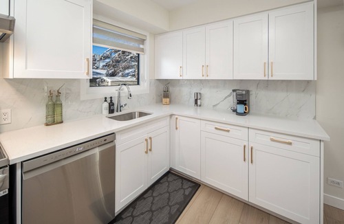 Northwest Calgary House | ✨Central Location | Near Downtown, U of C , Foothills hospital and City Train
