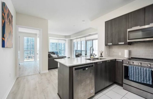 Central Waterfront Apartment | Central Toronto 2BR Apartment with City Access