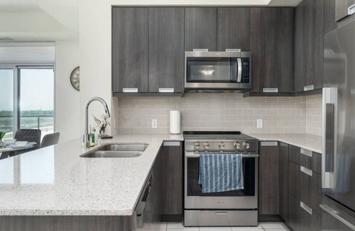 Central Waterfront Apartment | Central Toronto 2BR Apartment with City Access