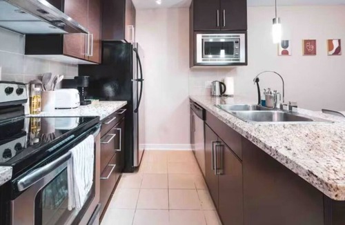 Gastown Apartment | Centrally located downtown Vancouver condo with 1 free parking