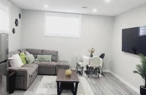 Highland Park Apartment | Centre Street 2bed Upper Suite - 4408
