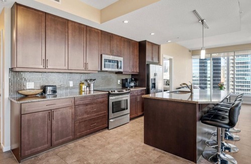 Victoria Park Apartment | Cgy Tower Views | Mins to Saddledome | 2BR
