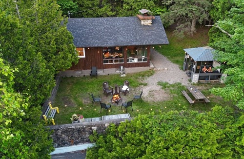 Sainte-Lucie-des-Laurentides Ski Chalet | Chalet à louer dans les Laurentides : spa privé + bord du lac à Sainte-Lucie-des-Laurentides