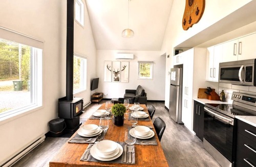 Sainte-Lucie-des-Laurentides House | Chalet avec spa privé et foyer au bois à louer dans les Laurentides