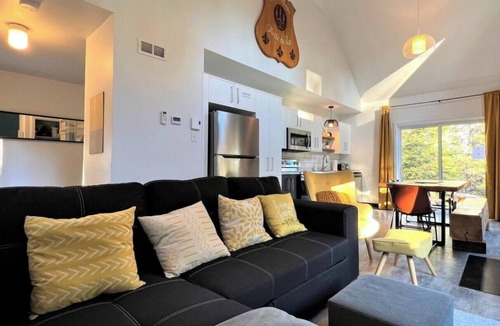 Sainte-Lucie-des-Laurentides House | Chalet avec spa privé et foyer au bois à louer dans les Laurentides