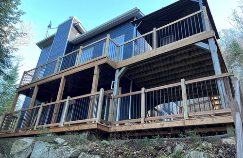 St-Adolphe-d'Howard Ski Chalet | Chalet La Félicita, enchanting waterfront.