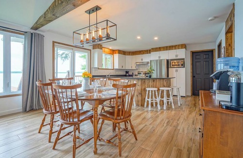 Le Haut-Saint-Francois Regional County Municipality Ski Chalet | Chalet Café & Complicité. Warm and Cozy! Lakeside, Spa, and Foyer, Weedon