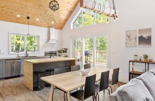 Mauricie Ski Chalet | Chalet in the heart of nature Waterfront and SPA (10 people)