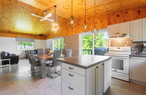 Chertsey Ski Chalet | Chalet Le Ellie | 4SeasonSpa | BBQ | Lakeside & Kayaks