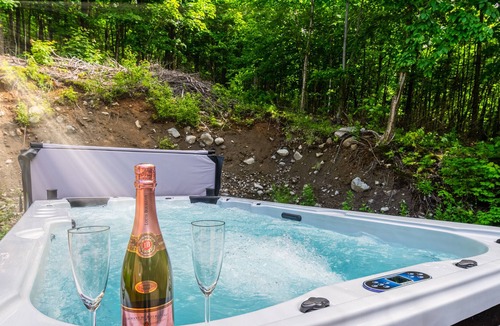 Saint-Raymond Ski Chalet | Chalet, swim spa, billiards and fireplaces at Lac Sept-Îles