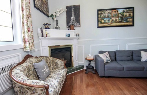 Bracebridge Apartment | Chambre D'amour (suite) | The Jypsy Inn
