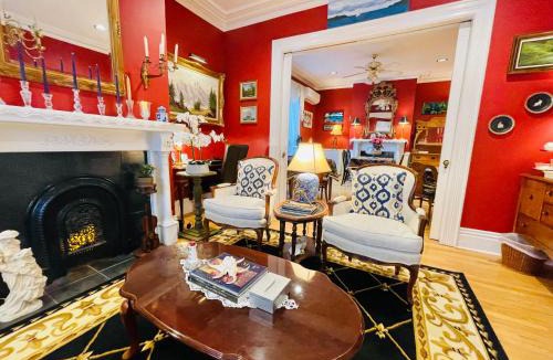 Queens Square Bed & Breakfast | Charlotte's Rose Inn