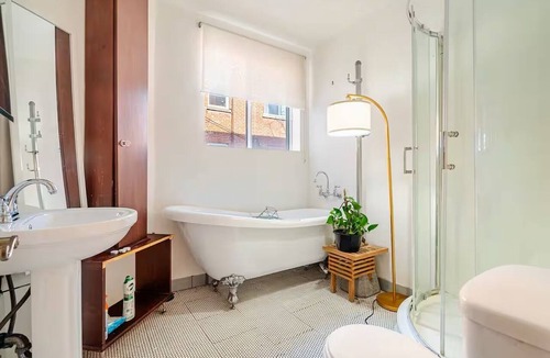 Parc Extension Apartment | 🍁 Charmant Appart Rustique | 7 Couchages| Métro Parc & Parc Jarry. Pet friendly