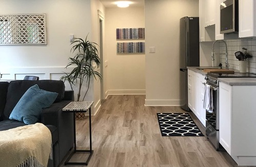 Delta Cottage | Charming 1 bedroom suite in Central Tsawwassen.