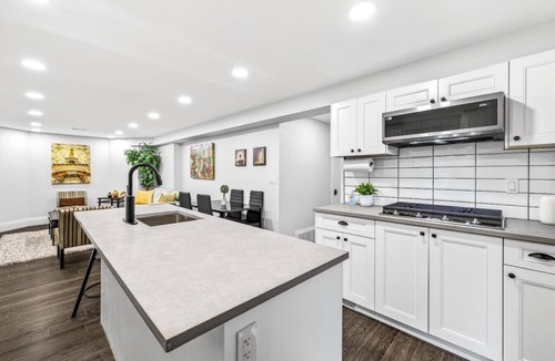 Langley House | Charming 2BR Getaway| Near Fort Langley| Fast WiFi