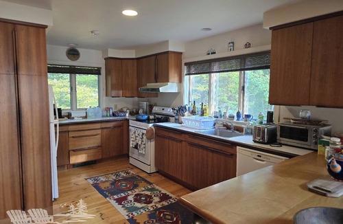 Boothbay House | Charming 3-bedroom cabin in Boothbay with waterfront views and outdoor dining.