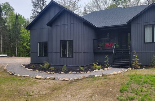 Highlands East House | Charming 4-bedroom house with WiFi, fitness room in welcoming Tory Hill