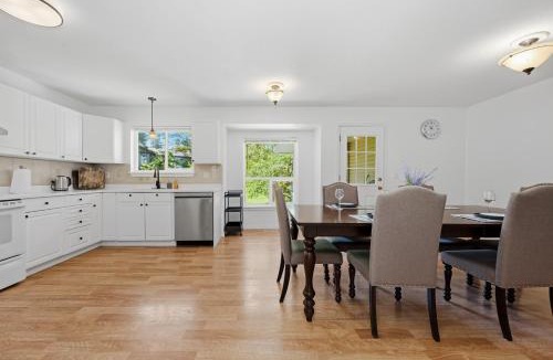 South Surrey Apartment | Charming 4 br Retreat in South Surrey White Rock