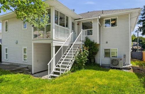 South Surrey Apartment | Charming 4 br Retreat in South Surrey White Rock
