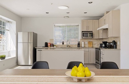 Marpole House | Charming 5BR House near Skytrain&Airport&Park&Shop