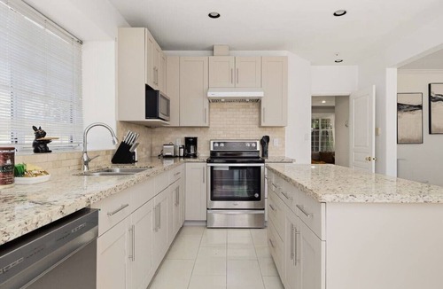 Marpole House | Charming 5BR House near Skytrain&Airport&Park&Shop