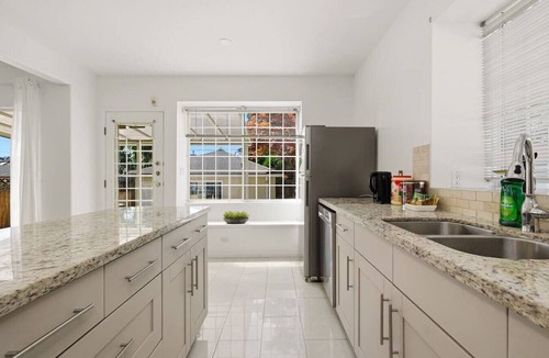 Marpole House | Charming 5BR House near Skytrain&Airport&Park&Shop