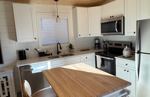 Hayhurst House | Charming and minimal with private Backyard ADU 1-bedroom, 1-Bath. Tesla Charger
