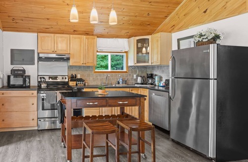 Lyndhurst House | Charming Cabin w Large Yard—Near Rideau Lakes