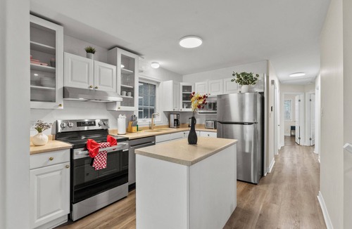 St. Catharines House | Charming Chelsea Suite in St.Catharines