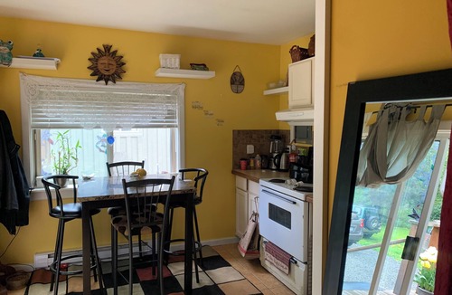 Regional District of Nanaimo Cottage | Charming cottage in beautiful Nanaimo Kitchen AC, WiFi on the Nanaimo River