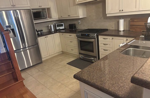 Alderwood House | Charming, Family Friendly 3 bedroom House with Home Theatre near airport/transit
